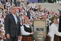 Latvijas Valsts prezidents V. Zatlers dzied himnu. Fotogrāfs J. Dunaiskis